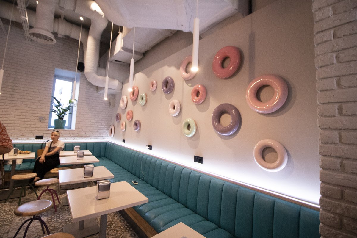 На полу плитка, на потолке вентиляционные трубы, а в дополнении к лофту - милые пончики