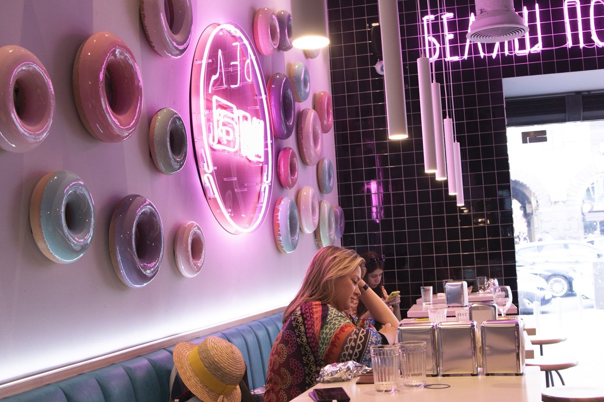 Неофутуристические вывески на стенах с лого нового заведения