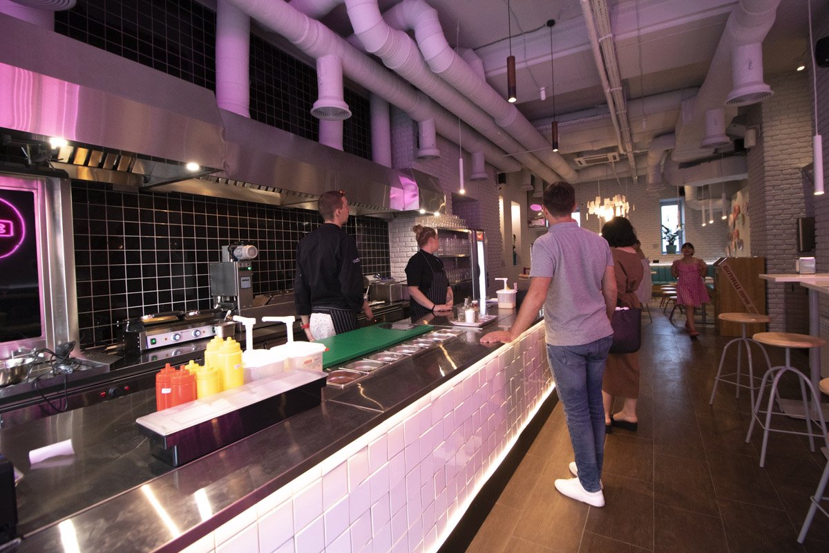 И традиционная открытая кухня