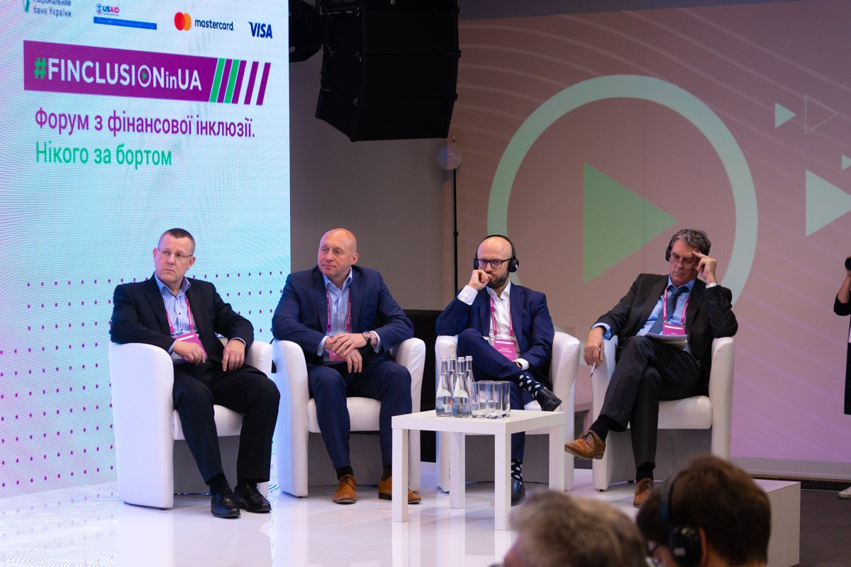 ПриватБанк перевел село в Днепропетровской области на безналичный расчет 4