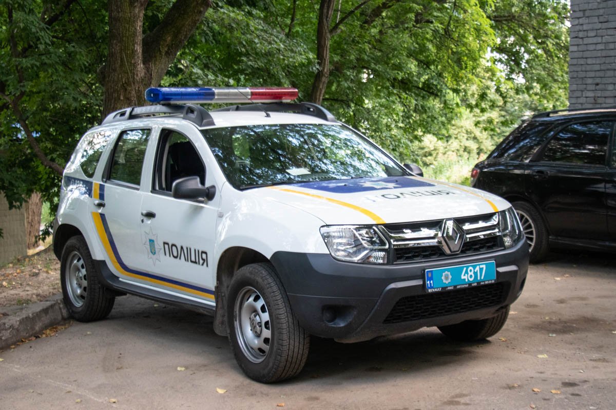 Из окна шестого этажа жилого девятиэтажного дома выбросился 19-летний парень