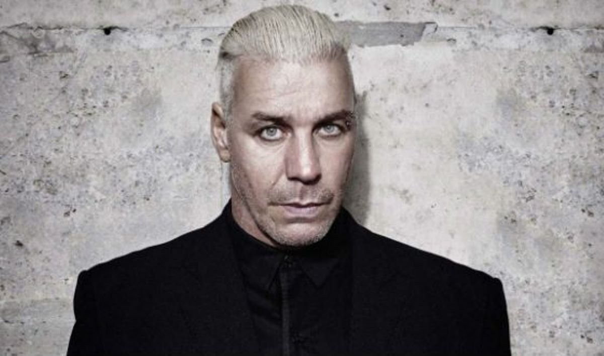 Лидер группы Rammstein сломал своему челюсть поклоннику Лидер группы Rammstein сломал своему челюсть поклоннику