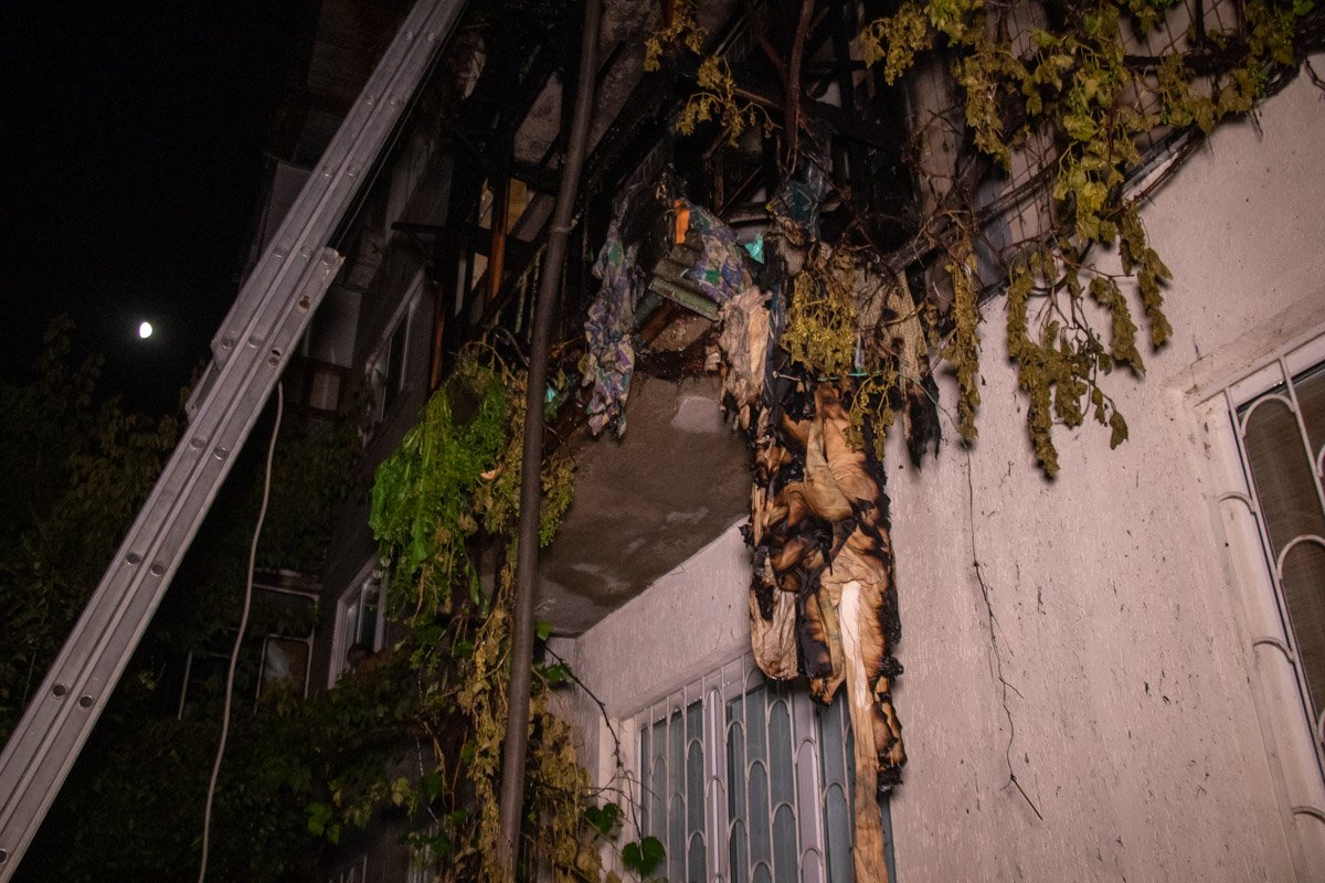 Предварительно, пожар начался с балкона второго этажа