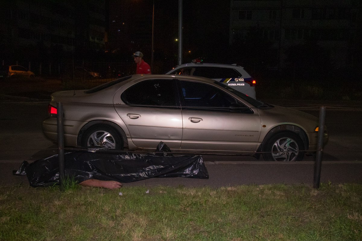 Мужчина шел по улице, кричал о помощи и бил припаркованные автомобили