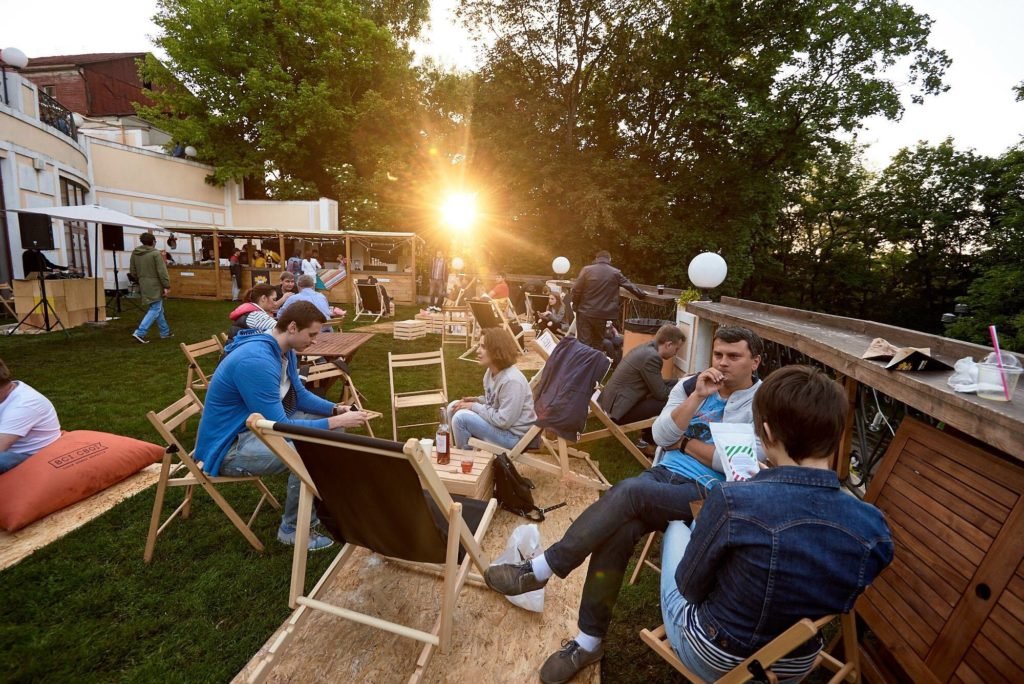 Вечеринки на балконе - частое мероприятие от Всі.Свої. И если вы никогда их не посещали, советуем пойти на этих выходных 