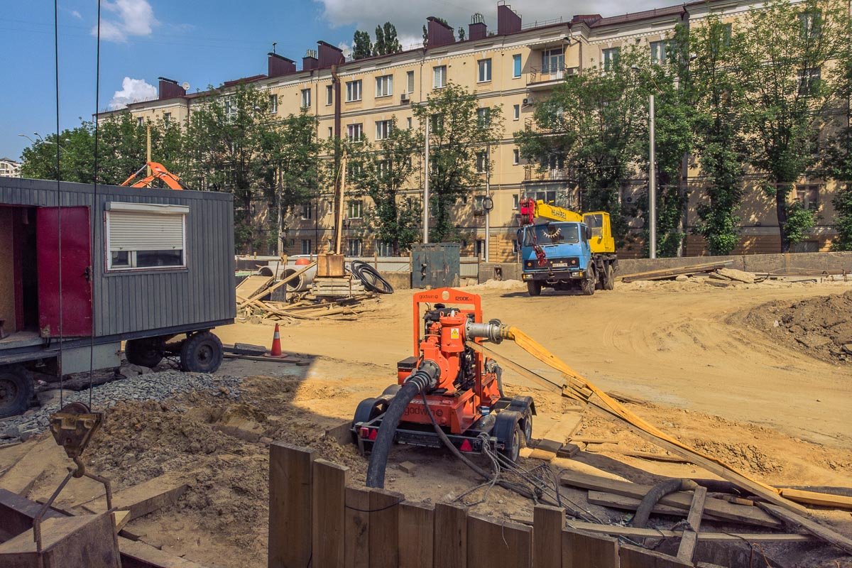 На Шулявском мосту, который закрыли на ремонт еще в марте, продолжаются работы На Шулявском мосту, который закрыли на ремонт еще в марте, продолжаются работы