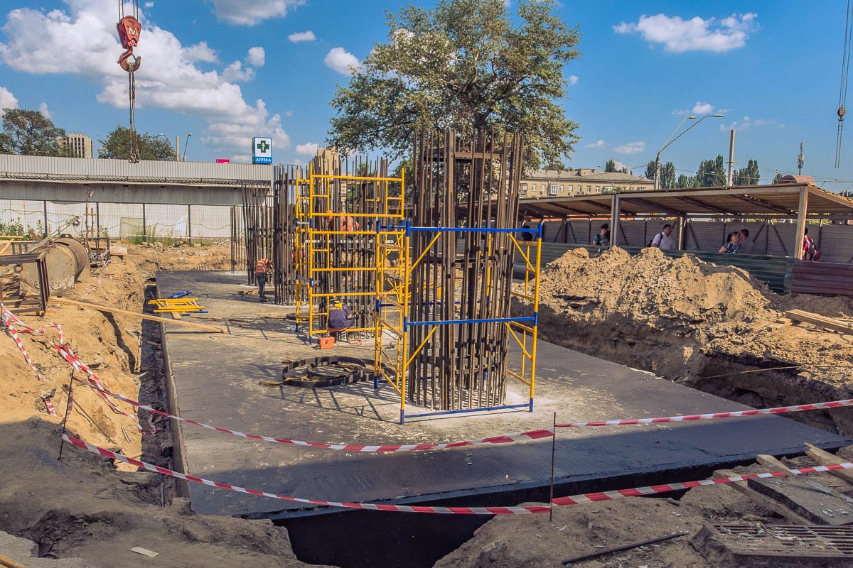 Строители работают и в жару, и в дождь Строители работают и в жару, и в дождь