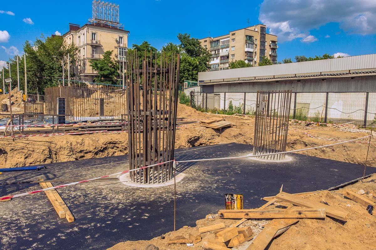 На путепроводе уже установили сваи На путепроводе уже установили сваи