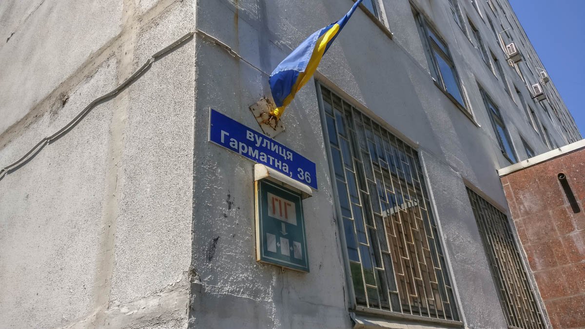 Родственники привезли женщину в поликлинику, где она ждала своей очереди к врачу на третьем этаже медучреждения Родственники привезли женщину в поликлинику, где она ждала своей очереди к врачу на третьем этаже медучреждения