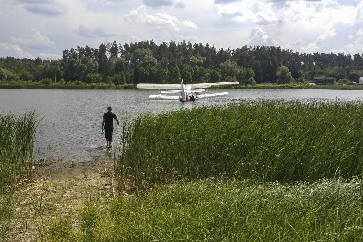 13 июня в Киеве возле аэродрома "Чайка" спасатели принялись доставать из воды самолет АН-2 13 июня в Киеве возле аэродрома "Чайка" спасатели принялись доставать из воды самолет АН-2