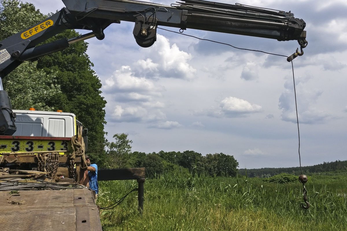 На месте работают спецслужбы, стоит автоцистерна и специальная аварийно-спасательная машина На месте работают спецслужбы, стоит автоцистерна и специальная аварийно-спасательная машина