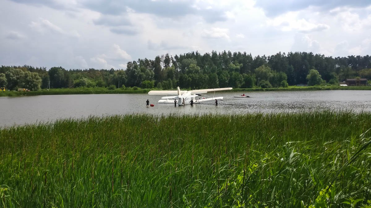 Самолет собираются вытащить на берег, демонтировать крылья и транспортировать его на аэродром Самолет собираются вытащить на берег, демонтировать крылья и транспортировать его на аэродром