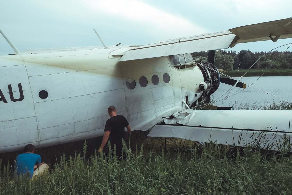 Около 15:30 самолет удалось вытащить на берег Около 15:30 самолет удалось вытащить на берег
