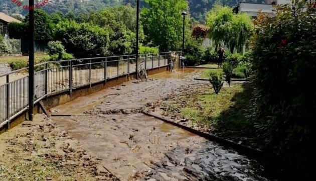На севере Италии в районе озера Комо из-за сильных наводнений и оползней эвакуировали местных жителей На севере Италии в районе озера Комо из-за сильных наводнений и оползней эвакуировали местных жителей