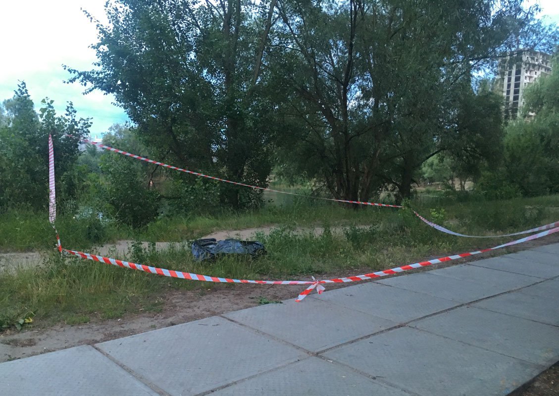 В Деснянском районе Киева из озера водолазы ГСЧС достали труп мужчины