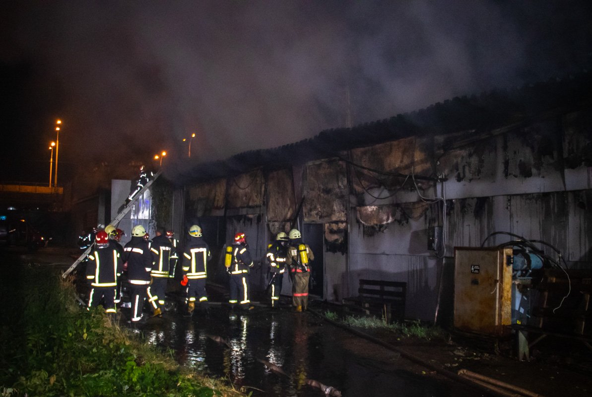 В Подольском районе Киева по адресу улица Новоконстантиновская, 21 горели склады