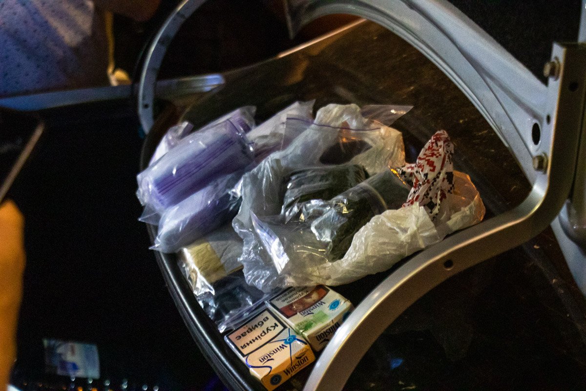 Полицейские провели осмотр автомобиля и нашли различные вещества