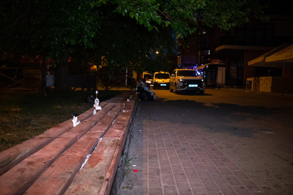 Изначально мужчина сидел на лавочке, а потом упал и начал хрипеть