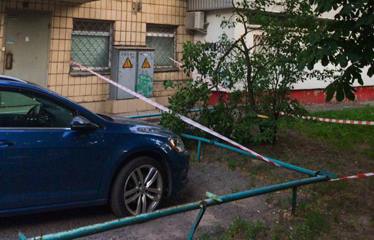 Тело лежало под окнами 16-этажного дома