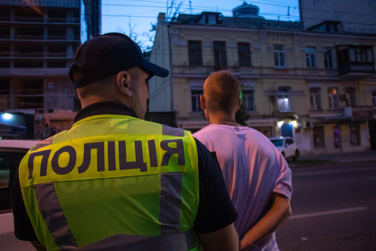 Полицейские увидели как за задержанным гонится мужчина и словили его