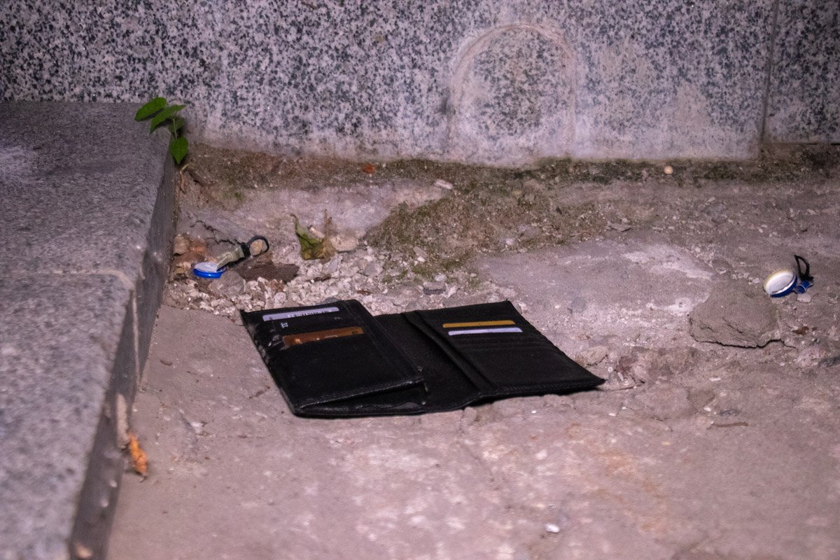 Кошелек, который украли, нашли на соседней улице