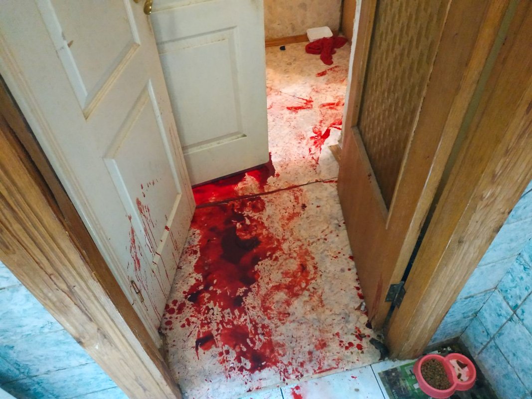 Вся квартира оказалась залитой кровью