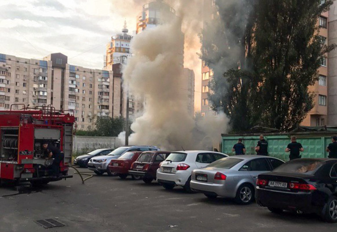 Пожарные ликвидируют возгорание автомобиля на Героев Сталингрда, 16г