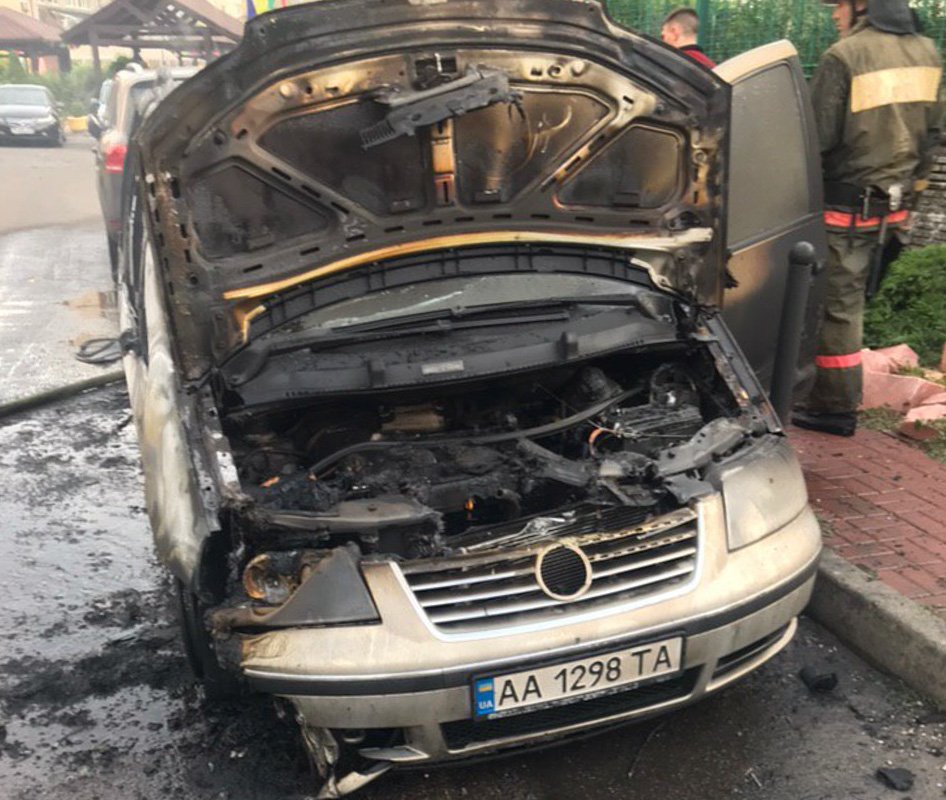 Выгоревший автомобиль в соседнем дворе