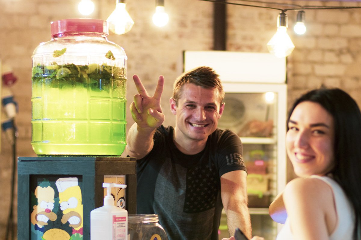 Спасатель вечера! Никто не остался без охлаждающего напитка