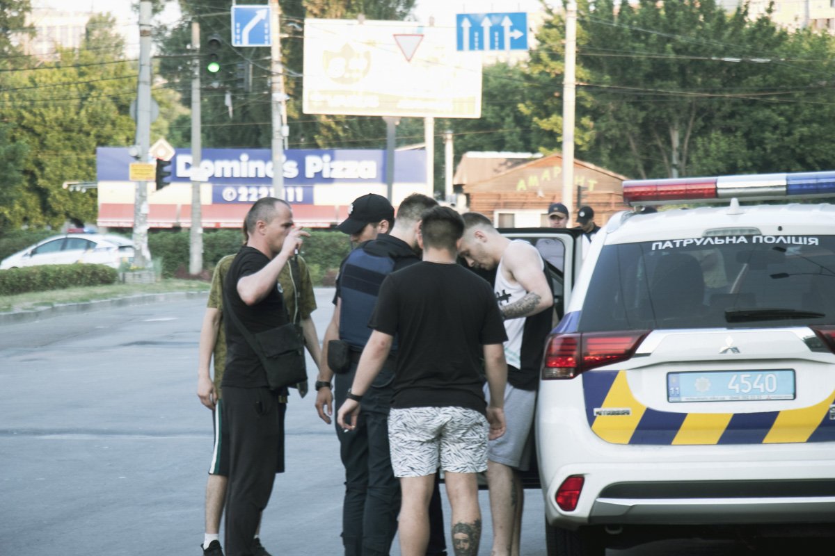 На Вышгородской во время задержания началась драка группы парней и правоохранителей 