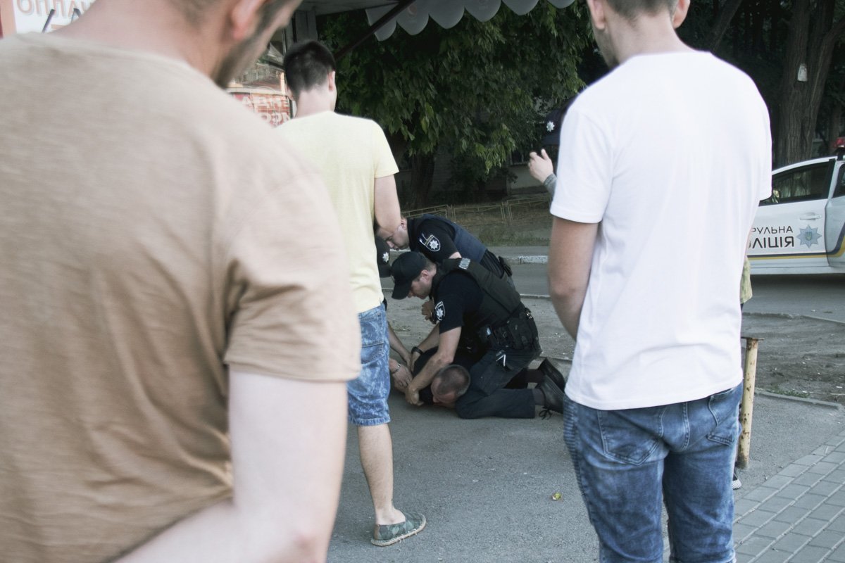 Задержанных увезли в отделение полиции 