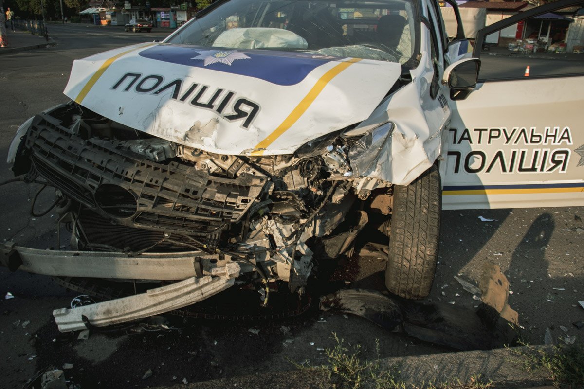 Авария произошла в момент, когда правоохранители участвовали в погоне за другим нарушителем Авария произошла в момент, когда правоохранители участвовали в погоне за другим нарушителем