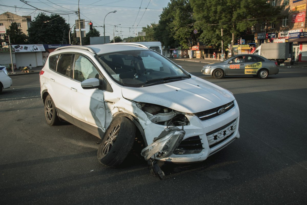 Водитель Ford рассказал, что выезжал на перекресток на зеленый свет, но дорогу поделить не удалось Водитель Ford рассказал, что выезжал на перекресток на зеленый свет, но дорогу поделить не удалось