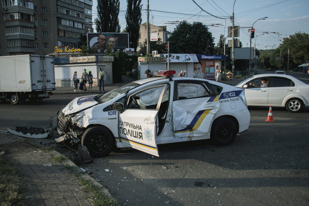 В результате ДТП один из патрульных полицейских получил травму головы В результате ДТП один из патрульных полицейских получил травму головы