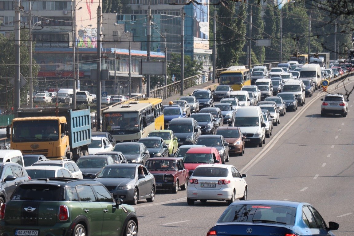 На бульваре Дружбы народов - огромная тянучка