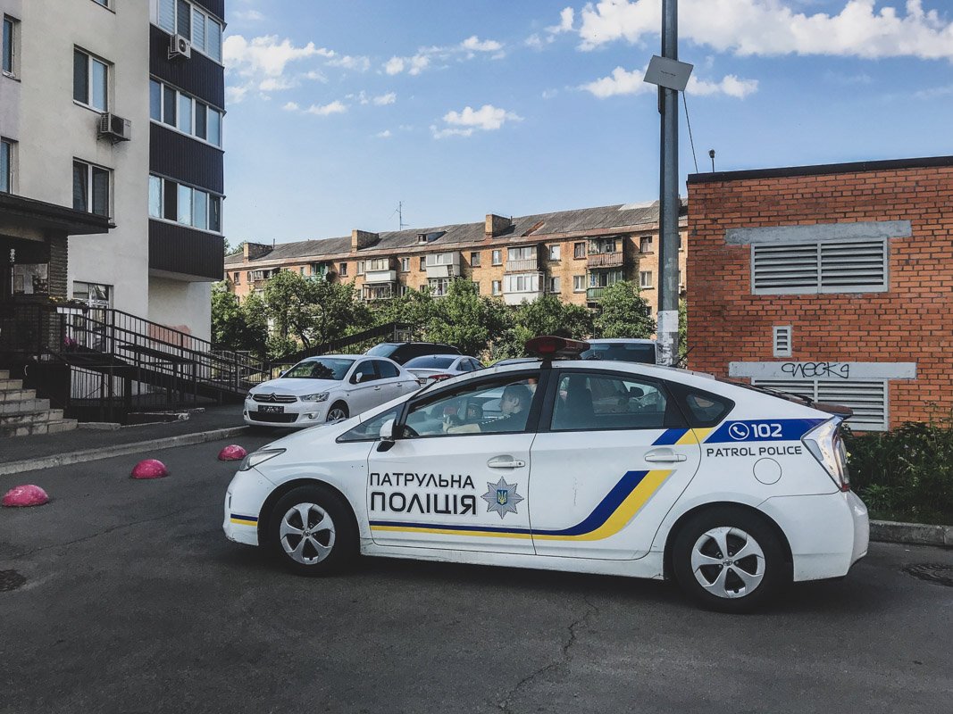 Предварительно, утром она открыла окно, чтобы помыть стекло или полить цветы, но точные причины установит следствие