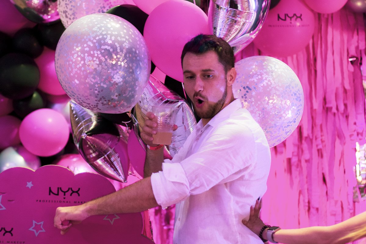 Ворвался в девчачью тусовку