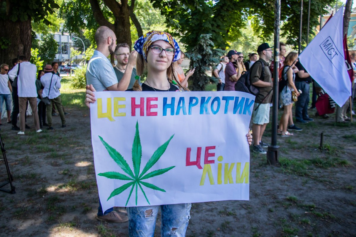 В субботу, 15 июня, у здания Верховной Рады в Киеве собрались около сотни человек с флагами, баннерами и плакатами