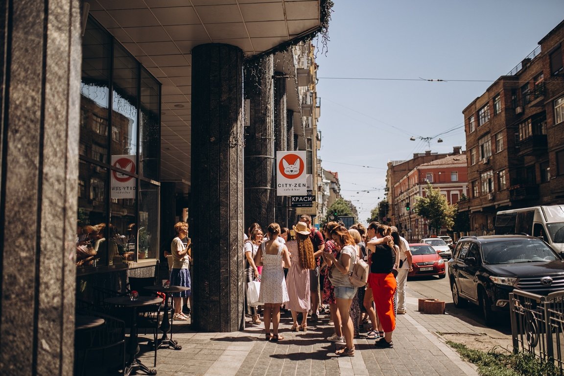 Ищи чашечку кофе на колонне возле Сity-Zen cafe&amp;bar