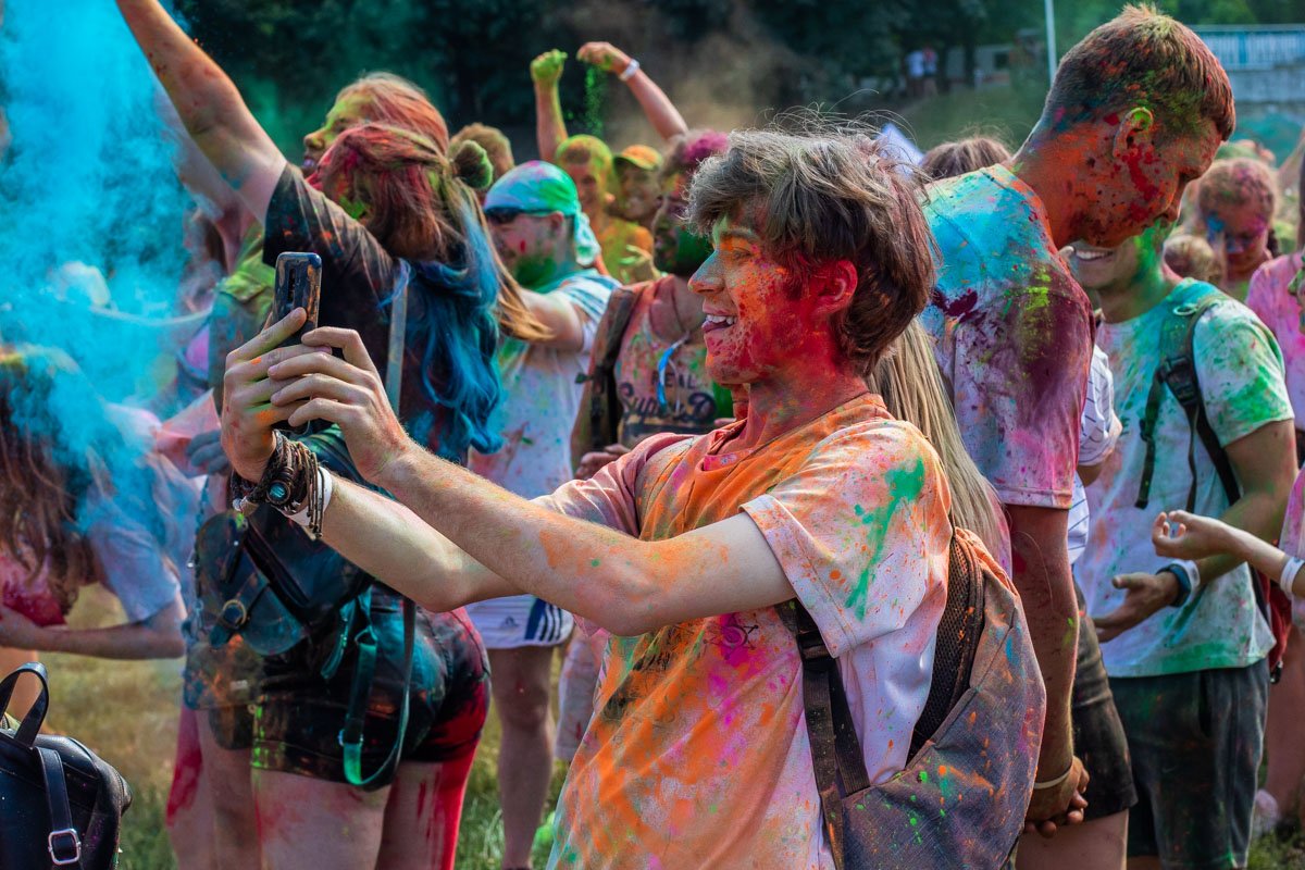 Жара не отпугнула тысячи желающих устроить яркую красочную войнушку