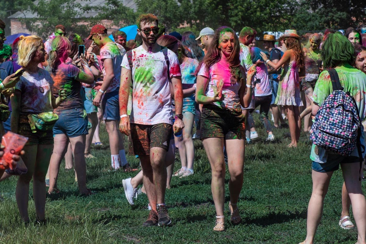 Фестиваль красок Холи спас от жары тысячи гостей мероприятия 