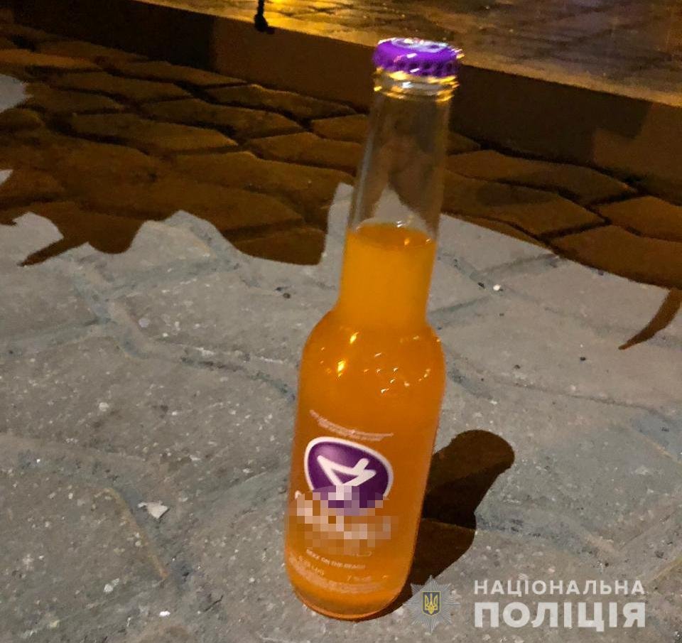 С собой у фигуранта было несколько бутылок слабоалкогольных напитков, в которые он заранее подсыпал клофелин