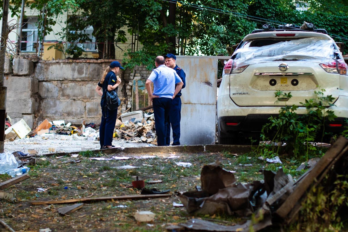 Также пострадали машины, которые стояли рядом Также пострадали машины, которые стояли рядом