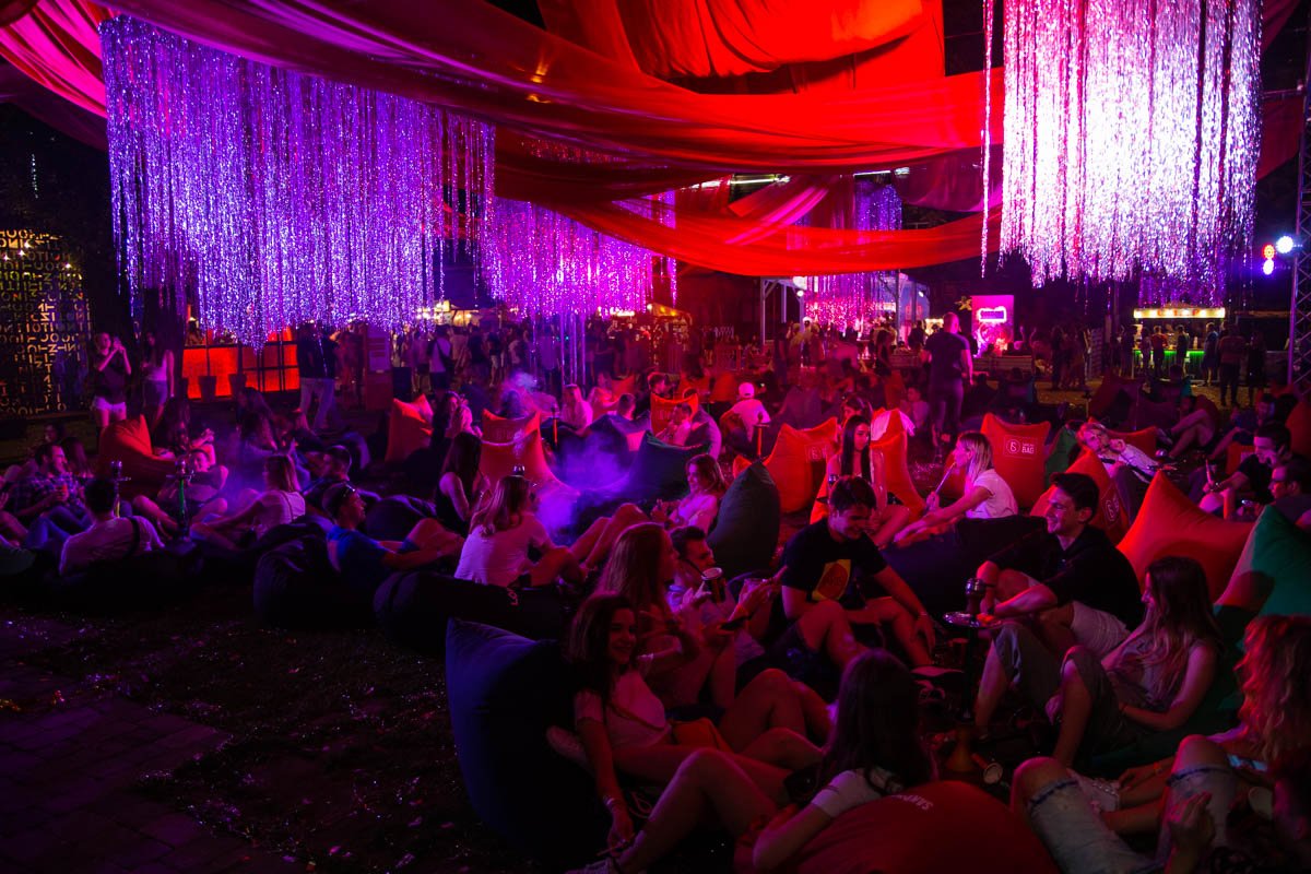 На локации собрались все, кто считают, что молодость - не время для сна На локации собрались все, кто считают, что молодость - не время для сна