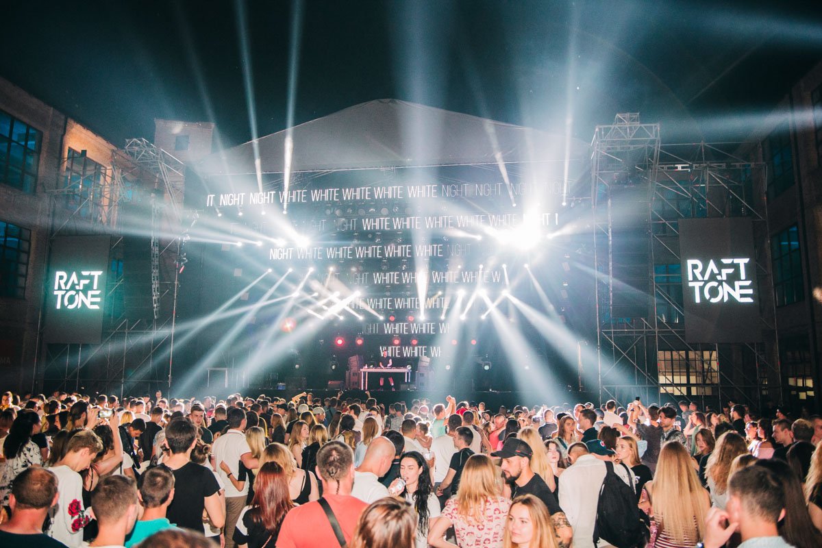 На фесте невозможно было встретить унылые лица, все веселились, делали яркие фото, знакомились и танцевали до упаду На фесте невозможно было встретить унылые лица, все веселились, делали яркие фото, знакомились и танцевали до упаду