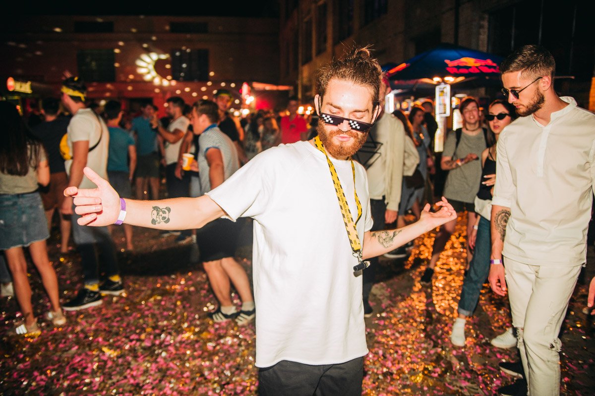 Традиционно еще до старта второго фестивального дня около входа образовалась небольшая очередь Традиционно еще до старта второго фестивального дня около входа образовалась небольшая очередь