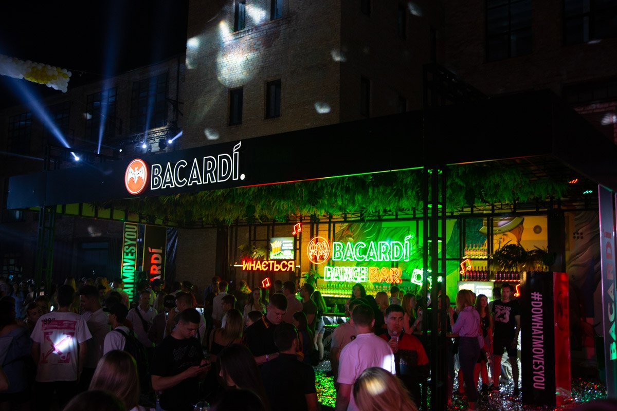 Все рвались поскорее оказаться в другом мире, погрузиться в праздничную атмосферу, осыпав себя блестками, забыв обо всем Все рвались поскорее оказаться в другом мире, погрузиться в праздничную атмосферу, осыпав себя блестками, забыв обо всем