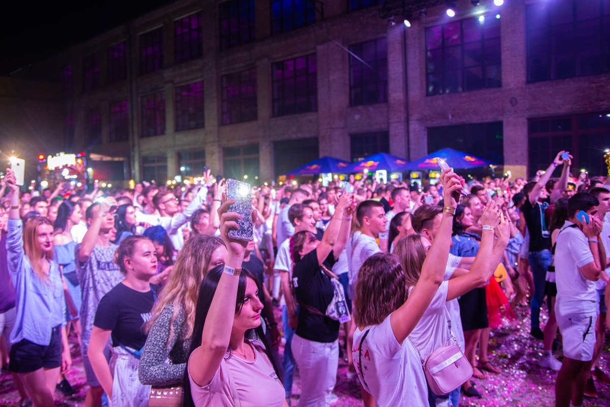 Со сцен слышались звуки электронной музыки, под которую танцевать становиться веселее, когда познакомился с барменом Со сцен слышались звуки электронной музыки, под которую танцевать становиться веселее, когда познакомился с барменом