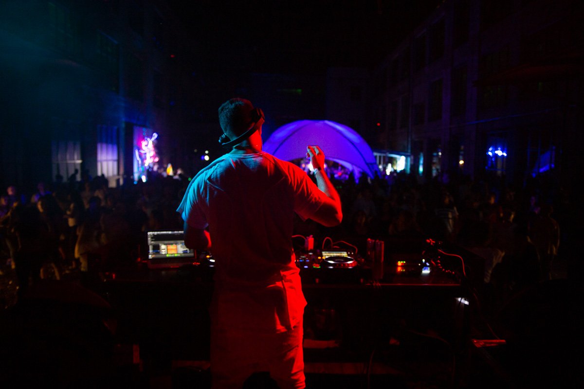 Буквально каждый час до самого рассвета на них менялись артисты Буквально каждый час до самого рассвета на них менялись артисты