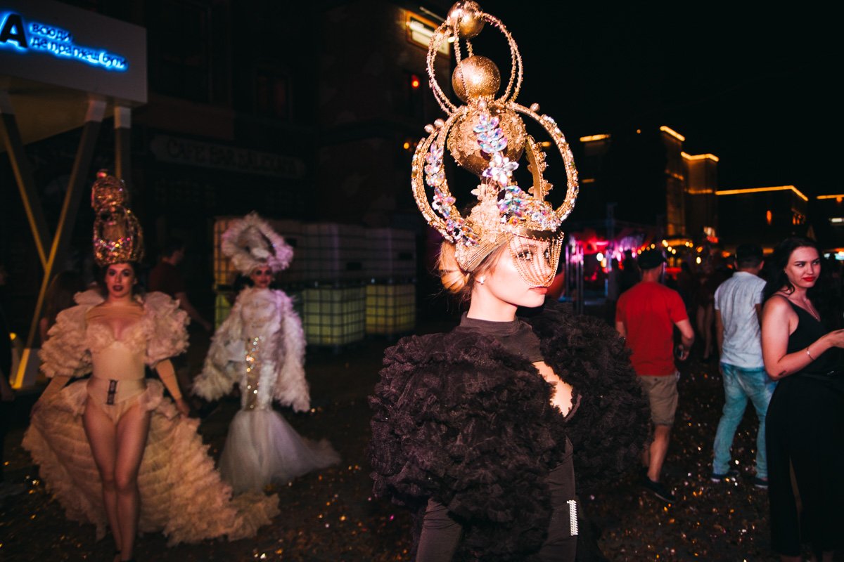 Арт-платформа заполнилась метафаном, все блестело так, будто на территории опрокинулись несколько фур с бриллиантами Арт-платформа заполнилась метафаном, все блестело так, будто на территории опрокинулись несколько фур с бриллиантами